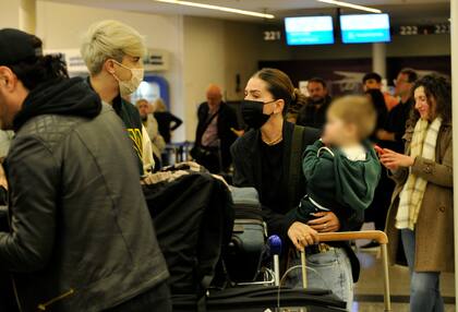 La China Suárez y Rusherking, en Ezeiza, rumbo a Disney
