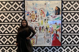 "La Chola" Poblete con la obra que compró el CA2m
