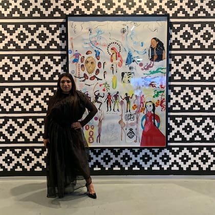 "La Chola" Poblete con la obra que compró el CA2m