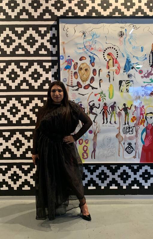 "La Chola" Poblete con la obra que compró el CA2m