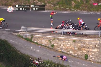 La ciclista italiana Debora Silvestri yace, en el camino inferior, luego de protagonizar un serio accidente en la prueba San Remo Women 2026