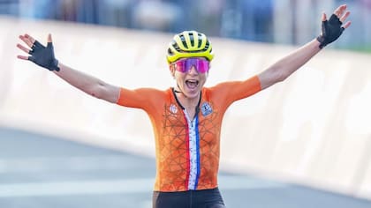 La ciclista neerlandesa Annemiek van Vleuten creyó que había ganado.