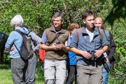 La ciencia ciudadana permite que personas sin formación académica colaboren activamente en la protección de la naturaleza y reduce las brechas entre la ciencia y la sociedad.