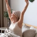 La ciencia reveló cuál es el horario ideal para levantarse después de los 60 años