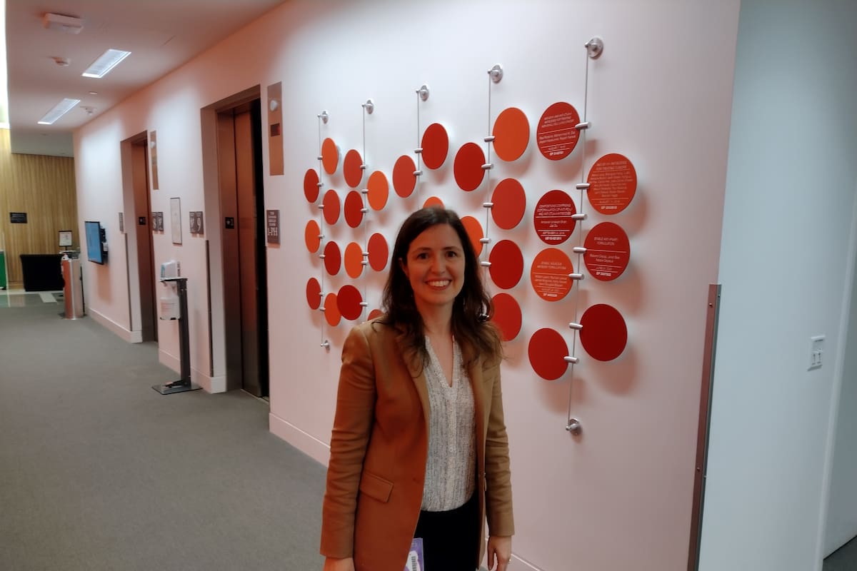 La científica argentina Romina Hofele en la planta de AstraZeneca en Gaithersbug, Estados Unidos