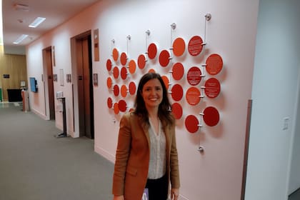 La científica argentina Romina Hofele en la planta de AstraZeneca en Gaithersbug, Estados Unidos