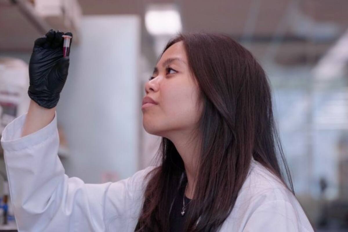 La científica Denise Catacutan trabaja en el antibiótico experimental descubierto con la ayuda de la inteligencia artificial