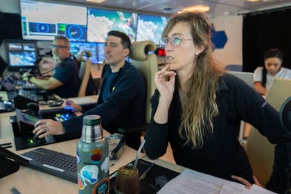 La Científica Jefa de la Expedición, Dra. María Emilia Bravo, investigadora del IGeBA – CONICET – UBA, dirige una inmersión del ROV SuBastian desde la sala de control de misión a bordo del Buque de Investigación Falkor (too)