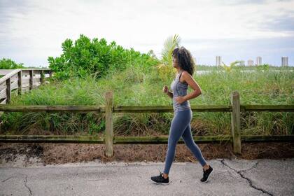 La científica sostuvo que caminar despacio durante una hora y media no genera cambios relevantes en la capacidad aeróbica