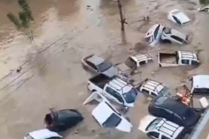 La cifra de muertos podría seguir en aumento mientras rescatistas continúan trabajando en poblados anegados, tapizados de barro y escombros