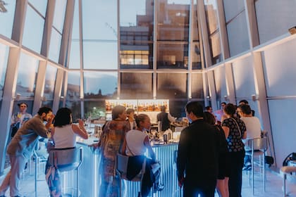 La Cima se propone como un lugar de encuentro pero también de fiesta: hay shows y karaoke algunas noches.