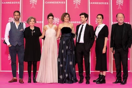 La cineasta junto a la delegación que viajó a presentar la serie, que se podrá ver el año que viene en Star+. De derecha a izquierda:
el compositor Sergio Edmundo Grosny, la cineasta Fabiana
Tiscornia, la actriz española Clara Lago, Andrea Frigerio, Esteban Pérez,
Agustina y Enrique Piñeyro durante el segundo día del festival.