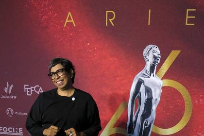 La cineasta mexicano-salvadoreña Tatiana Huezo, del documental "El Eco", posa para fotógrafos a su llegada al encuentro de nominados de la 66a edición del Premio Ariel de la Academia Mexicana de Artes y Ciencias Cinematográficas, en la Ciudad de México, el miércoles 21 de agosto de 2024. (Foto AP/Berenice Bautista)