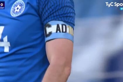La cinta de capitán del futbolista estonio, en homenaje a Maradona