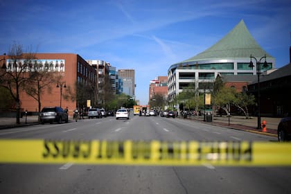 La cinta de la escena del crimen acordona una calle mientras los agentes de la ley responden a un tirador activo cerca del edificio del Old National Bank el 10 de abril de 2023 en Louisville, Kentucky.