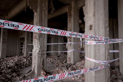 La cinta de peligro delimita hasta dónde se puede circular por el segundo piso del Elefante Blanco