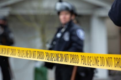 La cinta de seguridad que suelen usar las autoridades para marcar un límite que no afecte las investigaciones policiacas en una zona resguardada