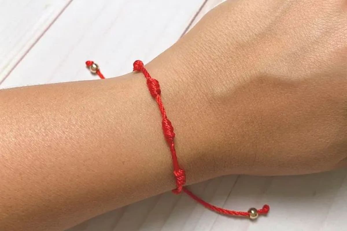 La cinta roja es un amuleto de protección