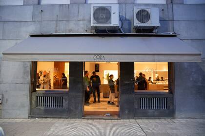La cita fue a las 18, y arrancó con un coctel en Cora Café, con las delicias preparadas por su chef y dueño, Facundo Olabarrieta