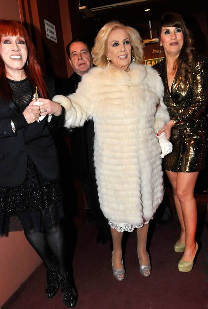 Así llegaba la diva, anoche al Teatro Regina