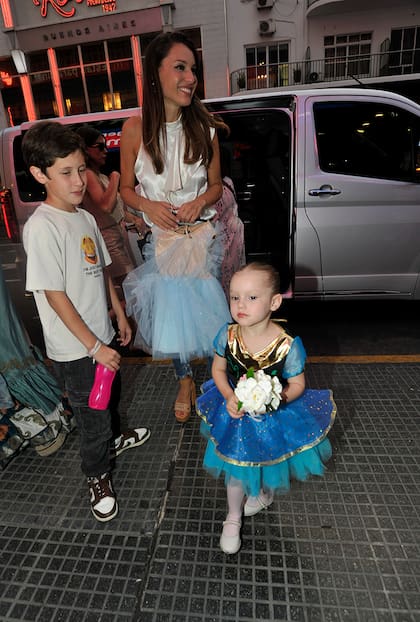La cita fue en el Teatro El Nacional y la modelo y conductora llegó acompañada también por dos de sus hijos mayores, Beltrán y Benicio Vicuña