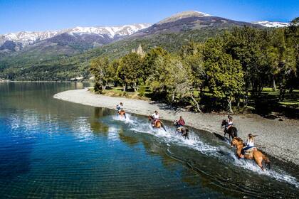 La ciudad a orillas del Nahuel Huapi espera un verano récord con muchas reservas anticipadas, tarifas 25 por ciento por encima del año pasado y las habituales opciones para todo presupuesto