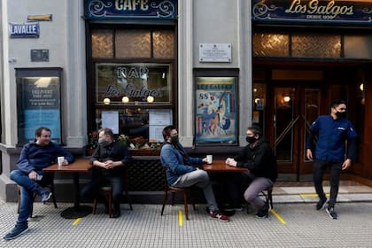 La ciudad vuelve con la apertura de la gastronomía al aire libre, con mesas en la vía pública. Foto de archivo.