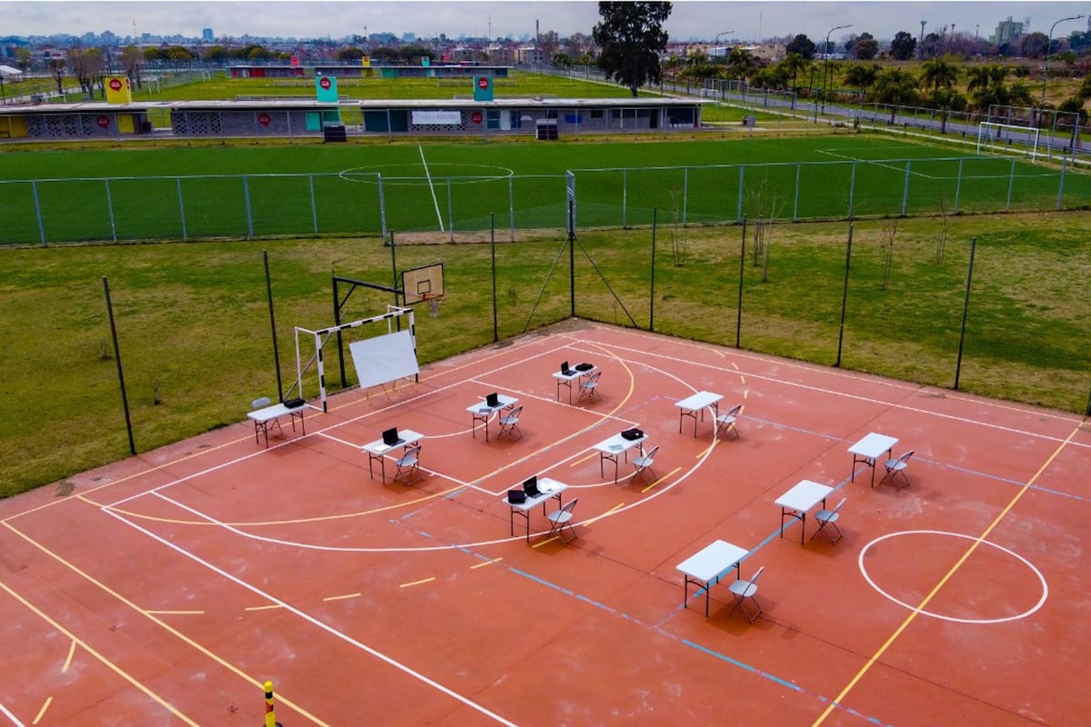 La Ciudad busca que 6500 alumnos que quedaron fuera del sistema virtual de enseñanza vuelvan a clases en espacios abiertos, como plazas o polideportivos