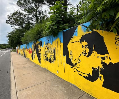 La ciudad cuenta con algunos sectores turísticos como el mural de Joëlle Storet en Nelson Hackett Blvd