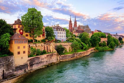 La ciudad de Basilea es la segunda economía más grande de Suiza después de la ciudad de Zúrich y tiene el PIB per cápita más alto del país, por delante de los cantones de Zug y Ginebra
