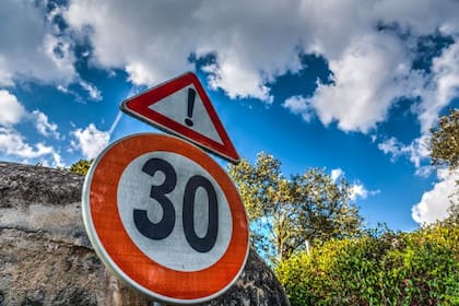 La ciudad de Bolonia decidió establecer un nuevo límite de velocidad y ello está provocando un agrio debate, en el cual se ha metido el gobierno central.