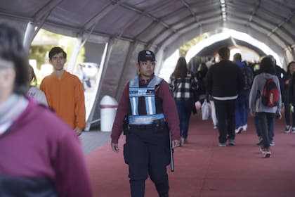 La ciudad de Buenos Aires destina diez uniformados a la Feria del Libro; la empresa de seguridad privada de La Rural, otros treinta