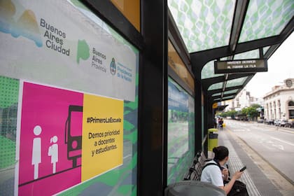 La ciudad de Buenos Aires señaliza más de 1.700 paradas y refugios de colectivos, además de 55 estaciones de subte, con el objetivo de priorizar el traslado de estudiantes y docentes