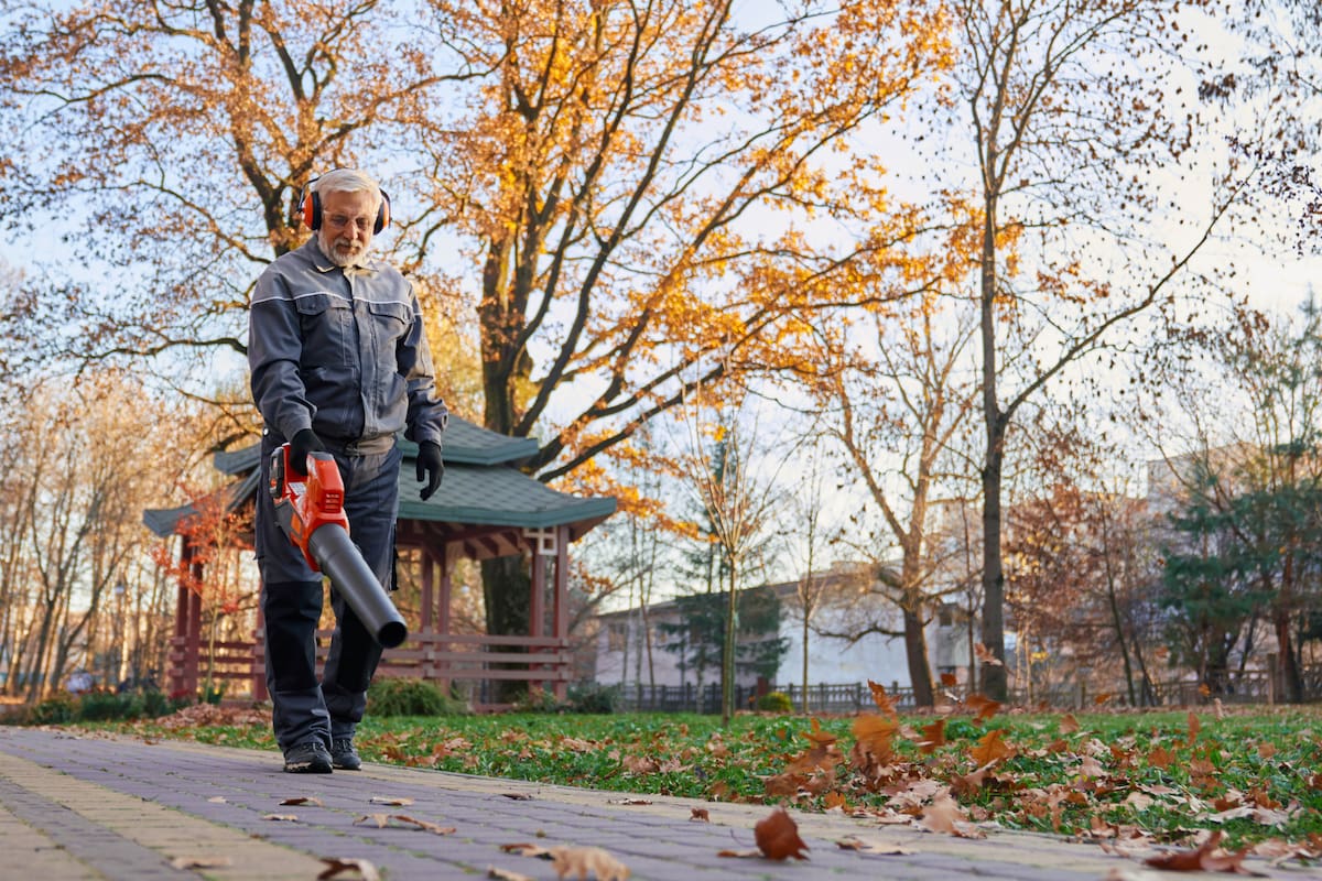 La ciudad de Filadelfia busca prohibir los sopladores de hojas a combustible por el ruido y la contaminació que emiten