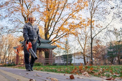 La ciudad de Filadelfia busca prohibir los sopladores de hojas a combustible por el ruido y la contaminació que emiten