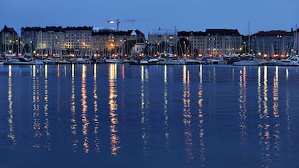 La ciudad de Helsinki, de noche