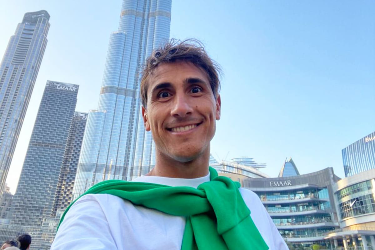 La ciudad de Kuwait, su capital, es conocida por su arquitectura moderna, que va desde los rascacielos hasta las impresionantes Torres de Kuwait.