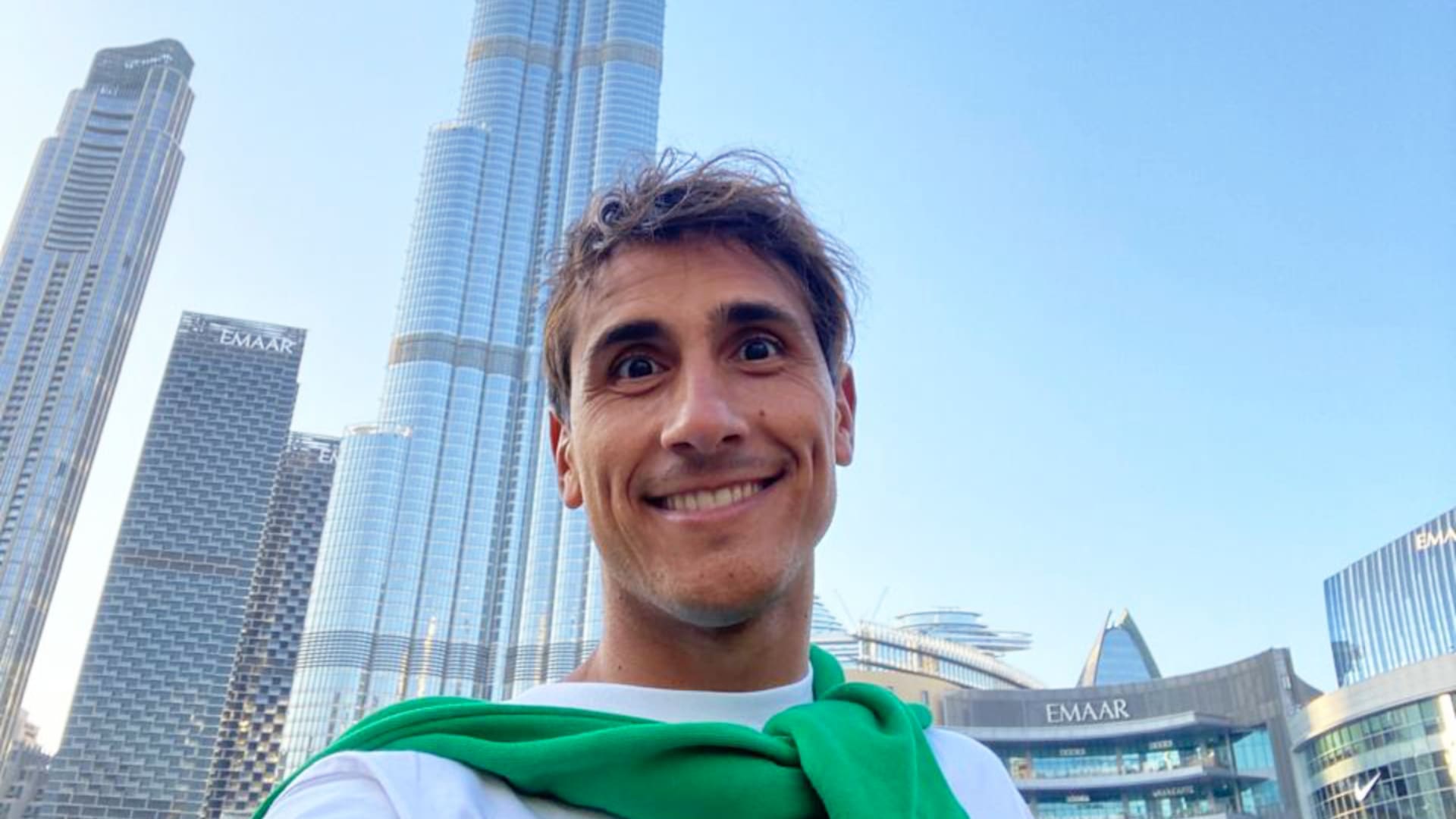 La ciudad de Kuwait, su capital, es conocida por su arquitectura moderna, que va desde los rascacielos hasta las impresionantes Torres de Kuwait.