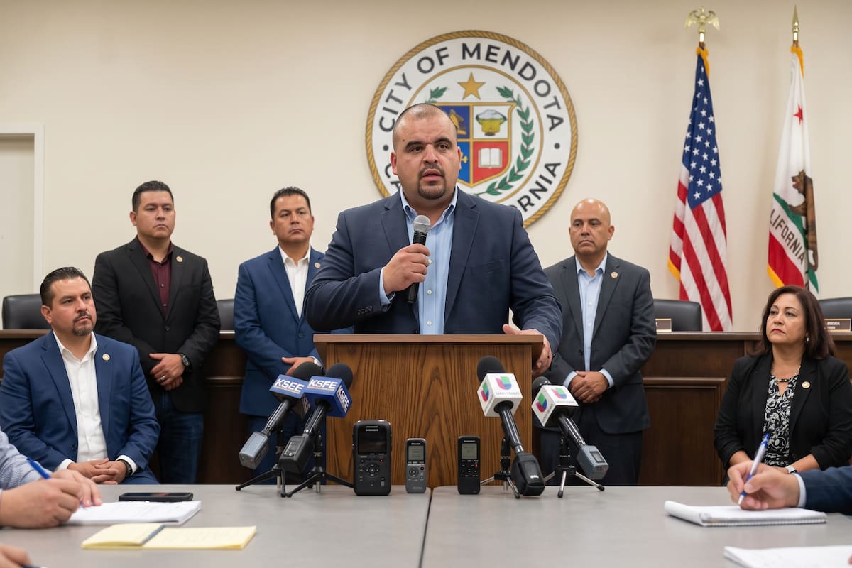 “La ciudad de Mendota está totalmente en desacuerdo con las actividades de control migratorio del ICE que generan miedo en nuestra comunidad”, declaró Víctor Martínez, alcalde de Mendota, en California