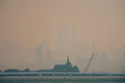 La ciudad de Nueva York, cubierta con una densa capa de humo por los incendios forestales, vista desde Nueva Jersey, el 17 de julio.