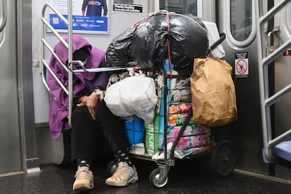 La ciudad de Nueva York tiene al menos 62 mil homeless registrados; muchos de ellos escapan de los hacinados refugios e intentan encontrar protección en los vacíos vagones del subte