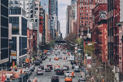 La ciudad de Nueva York vio crecer el uso de monopatines y bicicletas eléctricas para los envíos a domicilio