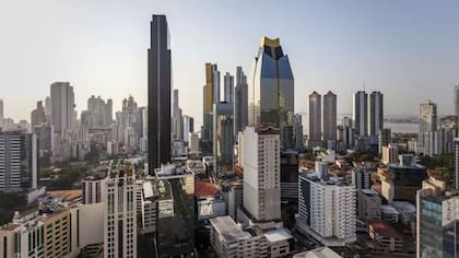 La ciudad de Panamá, también conocida como "la Miami de Centroamérica", es el principal centro económico y cultural del país