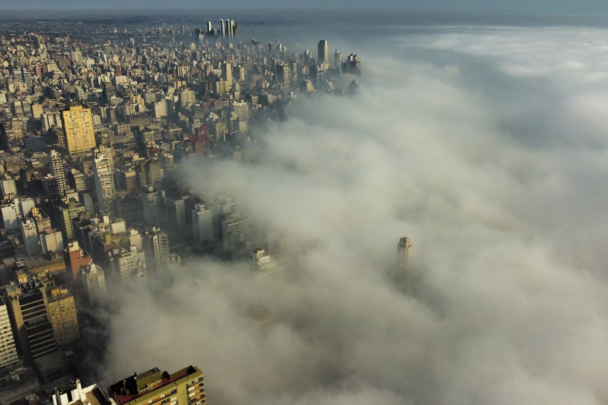 La ciudad de Rosario invadida por el humo de campos incendiados
