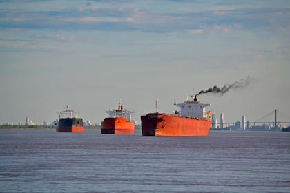La ciudad de Rosario, Santa Fe, es el marco para una vista del tres buques de carga sobre el Paraná
