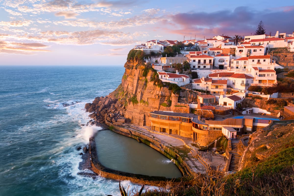 La ciudad de Sintra se extiende entre cerros y el océano Atlántico, en un entorno natural protegido