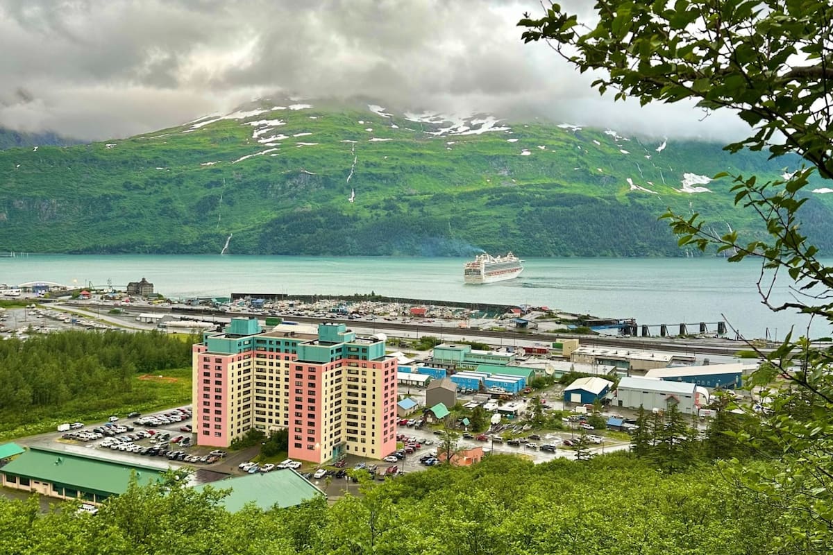 La ciudad de Whittier, Alaska, tiene menos de 275 habitantes y se encuentra en una zona de difícil acceso