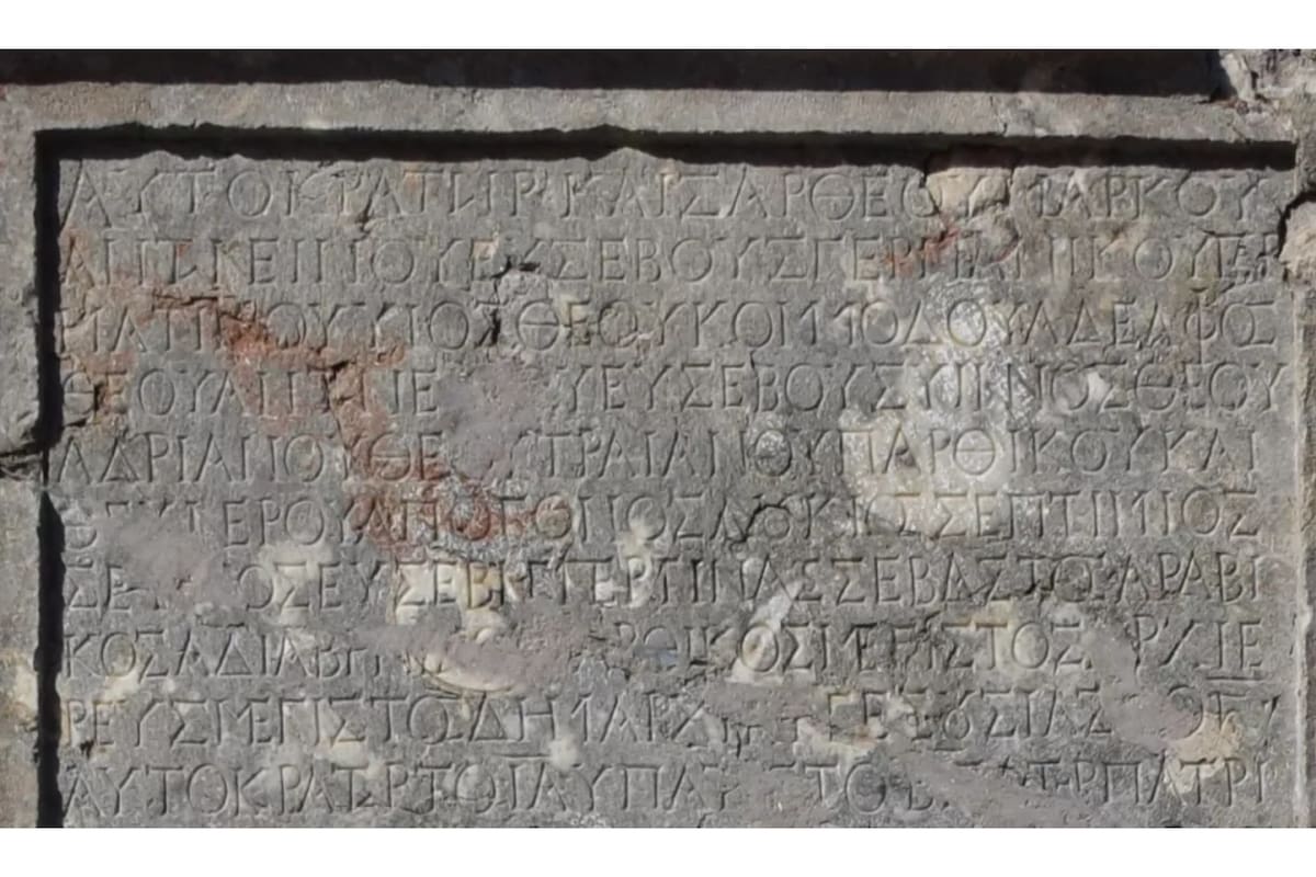 La ciudad decidió grabar la carta del emperador en un monumento