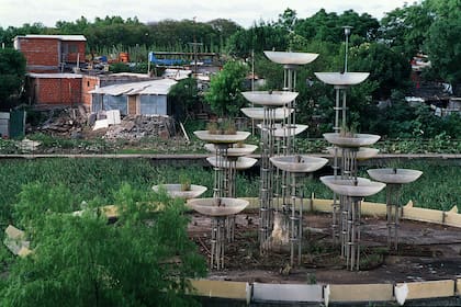 Una imagen de lo que quedó del proyecto: desde la Costanera se puede divisar la cúpula de la confitería y el esqueleto corroído de la fuente de aguas danzantes.