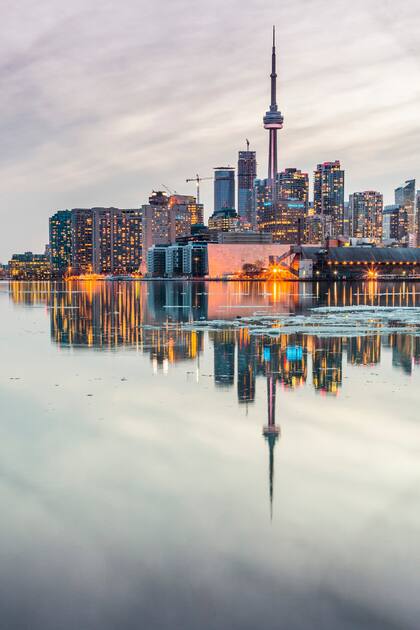La ciudad, sobre el Lago Ontario con la famosísima CN Tower.